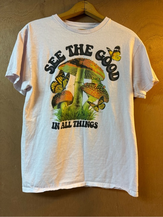 Tops - See The Good Mushroom & Butterfly Pet Reptile Tee White Size Medium DOM